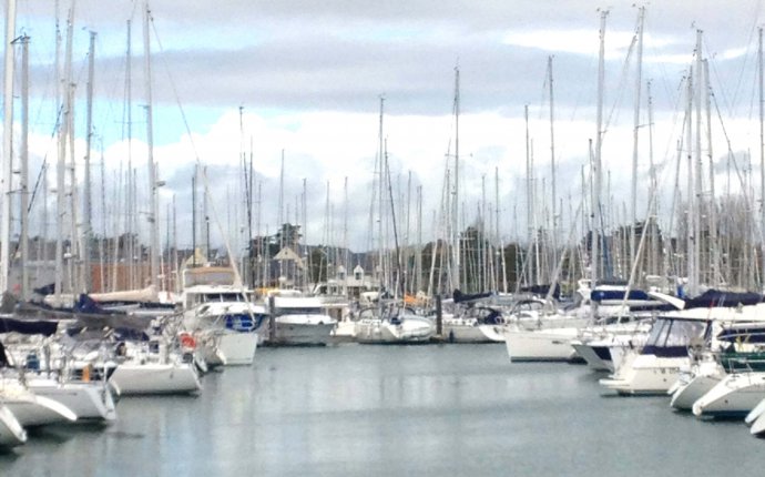 Un breuvage en terrasse, sur le port du Crouesty